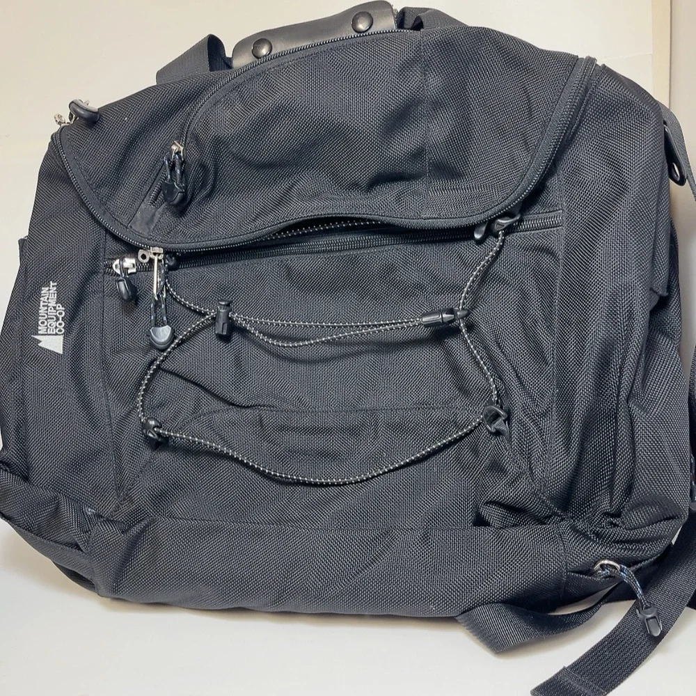 MEC Unisex Convertible Carry On Convertible Backpack In Black Color